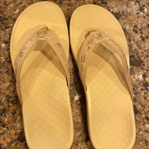 Vionic flip flops